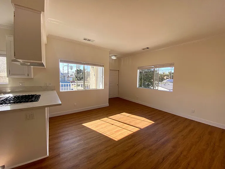 Upstairs 2BD Apartment Home! Great PB Location! Garage! AC! — Photo 10