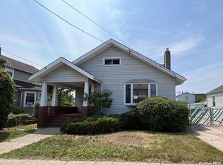 247 John St, Lawrence, NY 11559