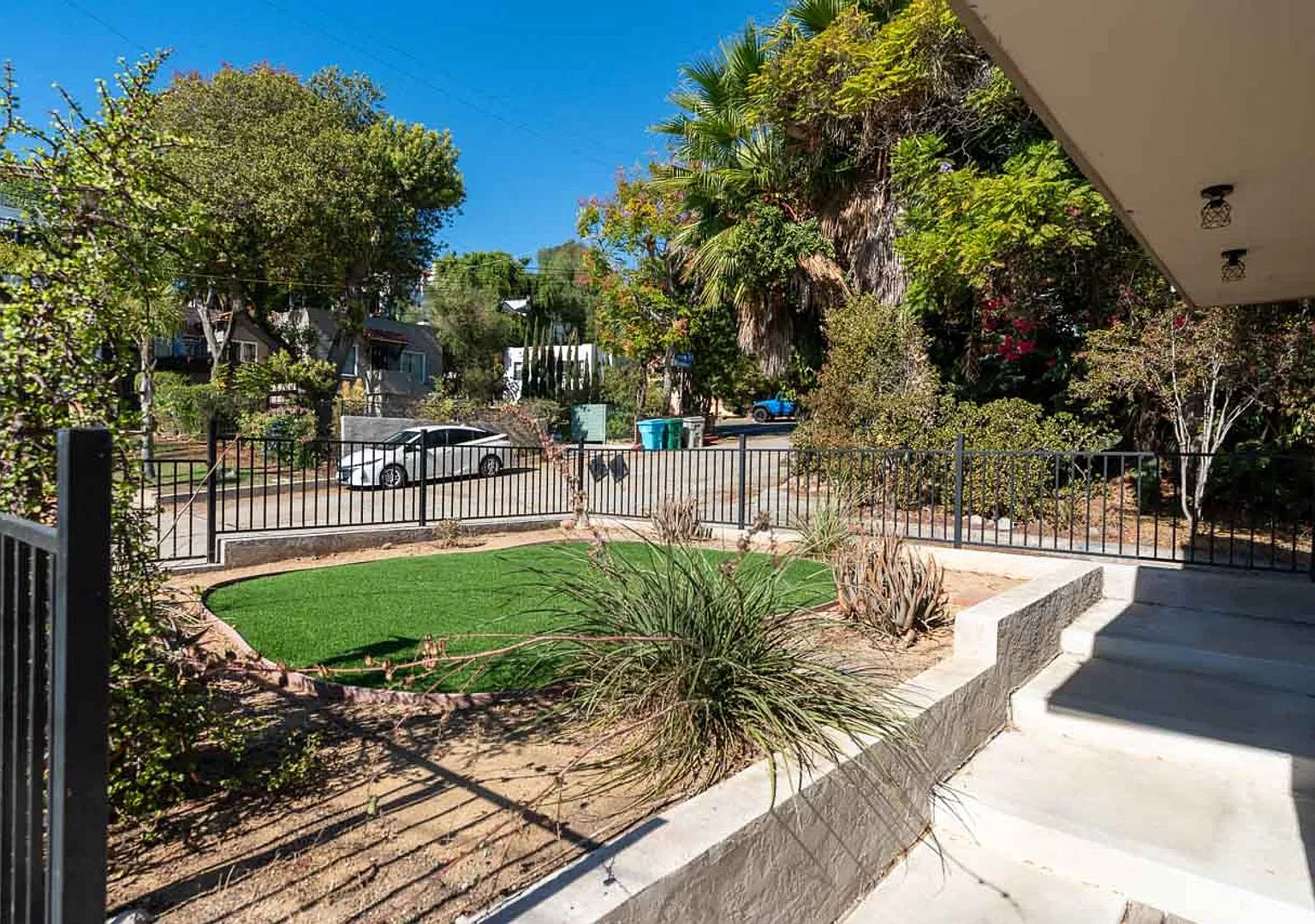 2 Bedroom + Optional Office/Flex Room in San Diego — Photo 2