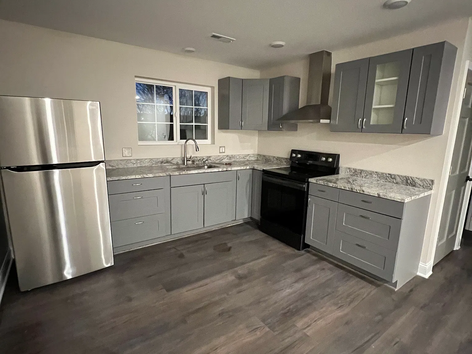2 bed, 800 sqft, $1,300 — Photo 2