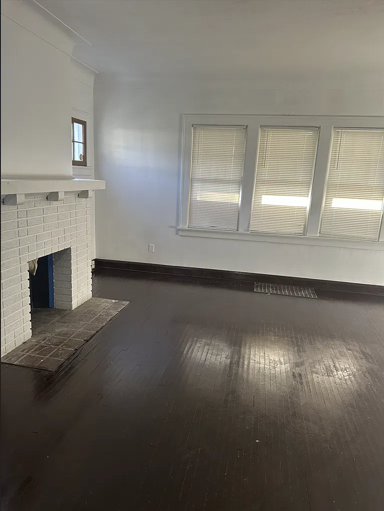 Spacious 2-Bed Lower Unit with Garage, Washer & Dryer Hookup — Photo 2