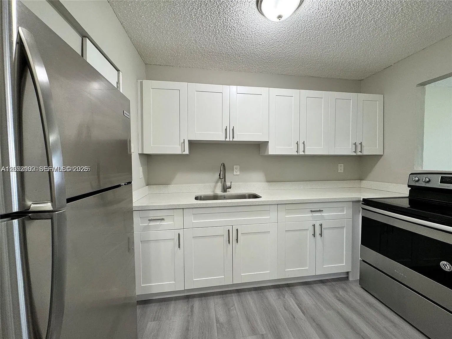 Hollywood Place Condomini — Photo 2