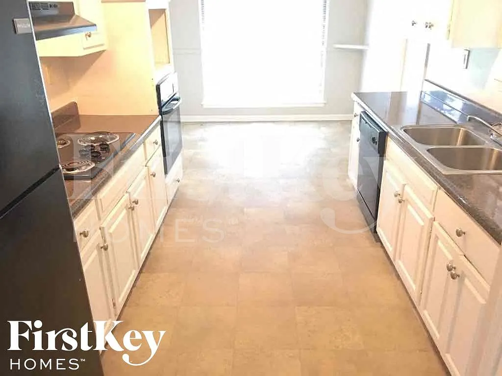 4 bed, 2.0 bath, 2402 sqft, $1,720 — Photo 4