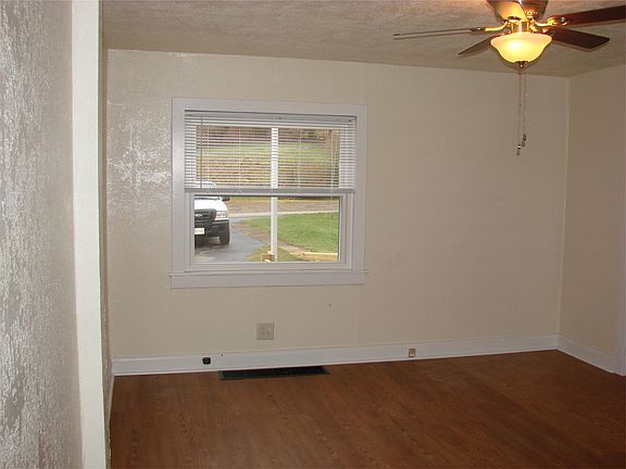 Living Room (approx. 12' x 15')