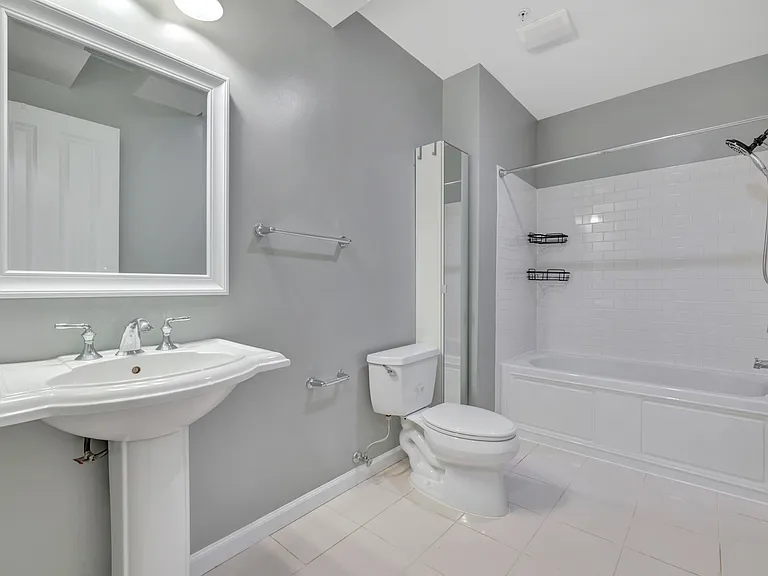 1360 Kenyon St NW #B — Photo 8