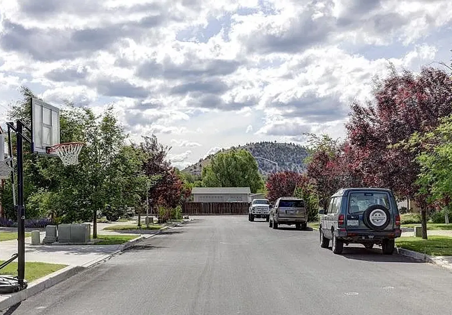 Unfurnished Beautiful 4-Bedroom + Office Home with Fenced Yard in NE Bend! — Photo 3