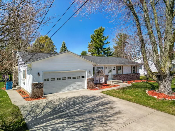 217 Southwoods Ave, Fremont, MI 49412