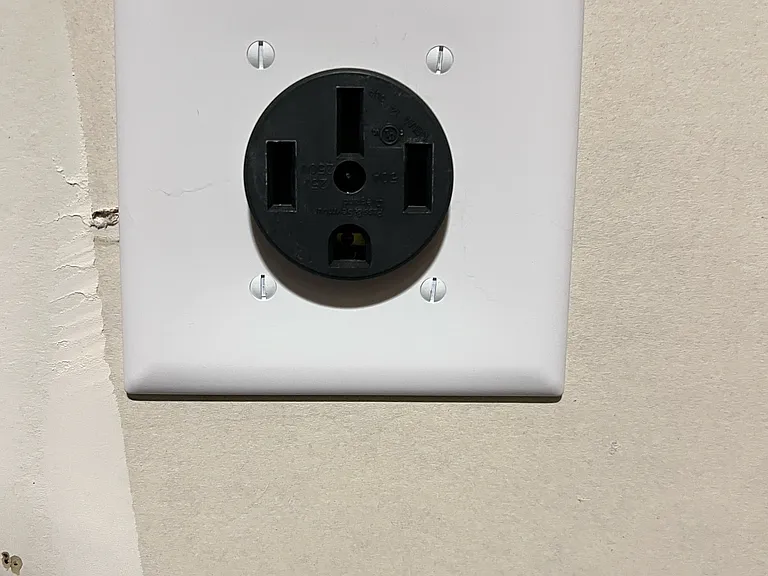 Garage 220 V outlet