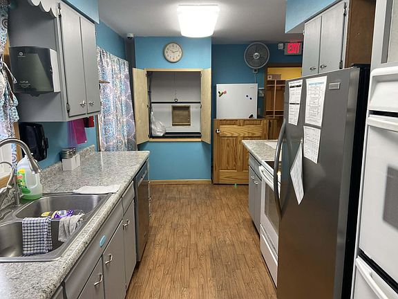 4th image of 834 Truman St