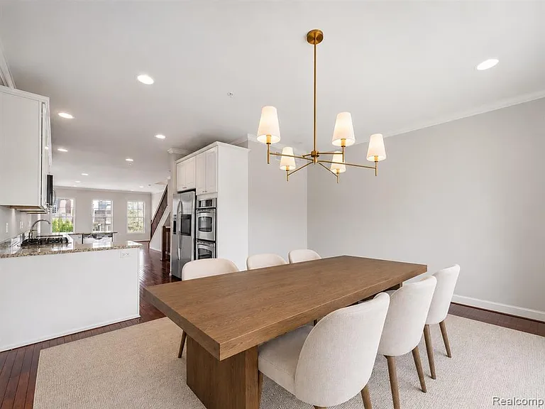 502 Graten St — Photo 8