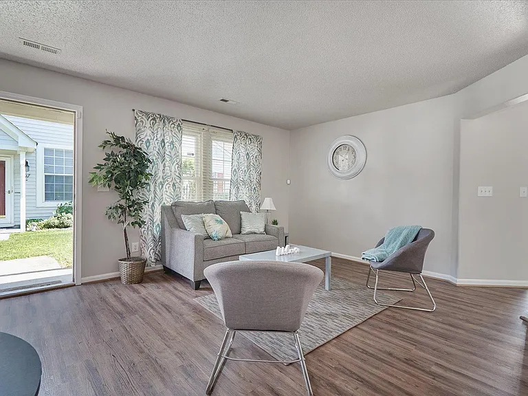 6226 Oakglen Dr — Photo 2