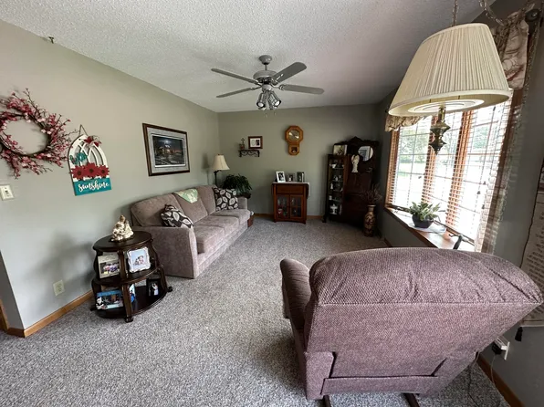 1606 E 3rd Ave, Mitchell, SD 57301