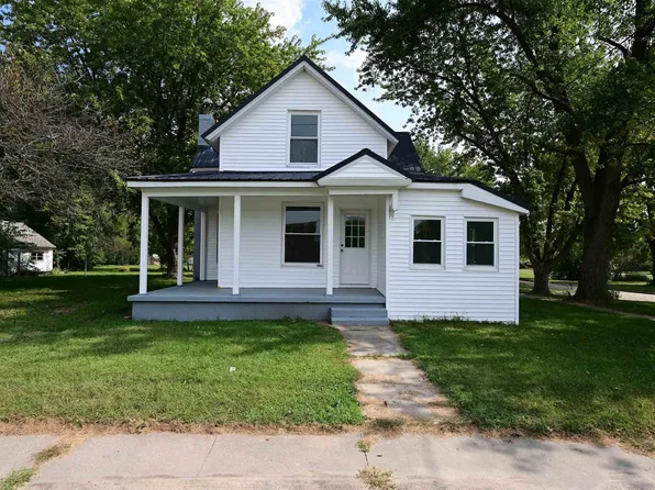 712 S 3rd St, Manchester, IA 52057