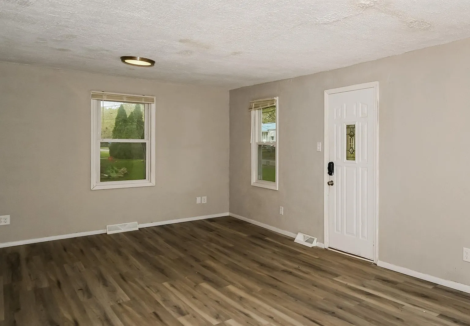 3 bed, 1.5 bath, 1773 sqft, $1,322 — Photo 2