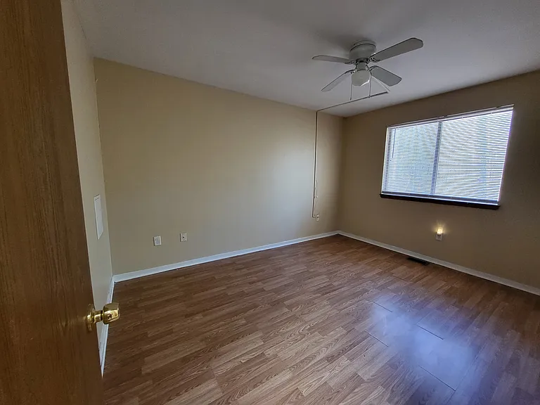 402 Tudor Ct — Photo 17