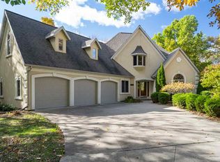 1028 Timber Run Dr, Neenah, WI 54956