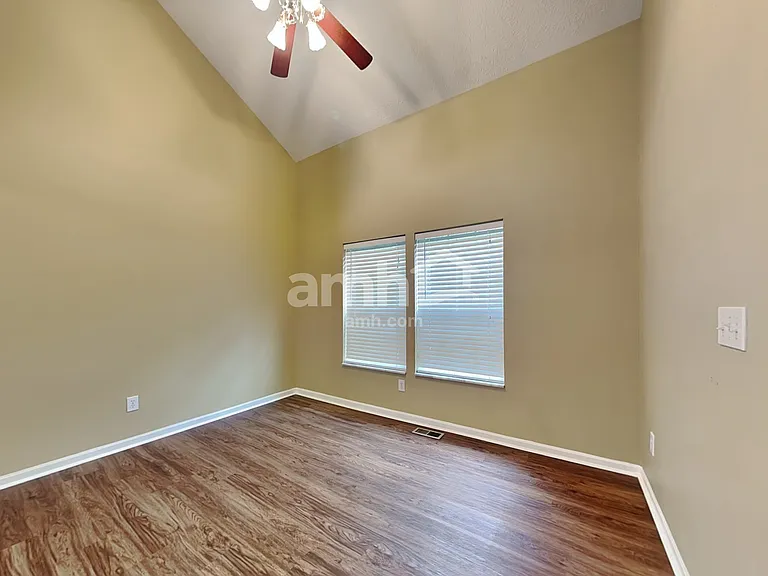 665 Norfolk Sq N — Photo 6
