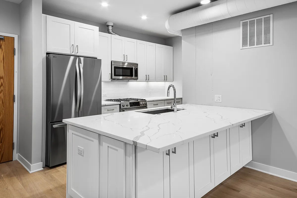 Building Photo - 4637 N Ashland Ave #302