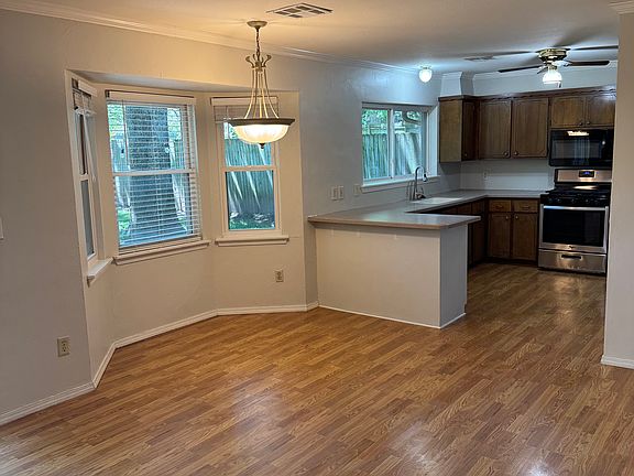 4th image of 209 W Waco St