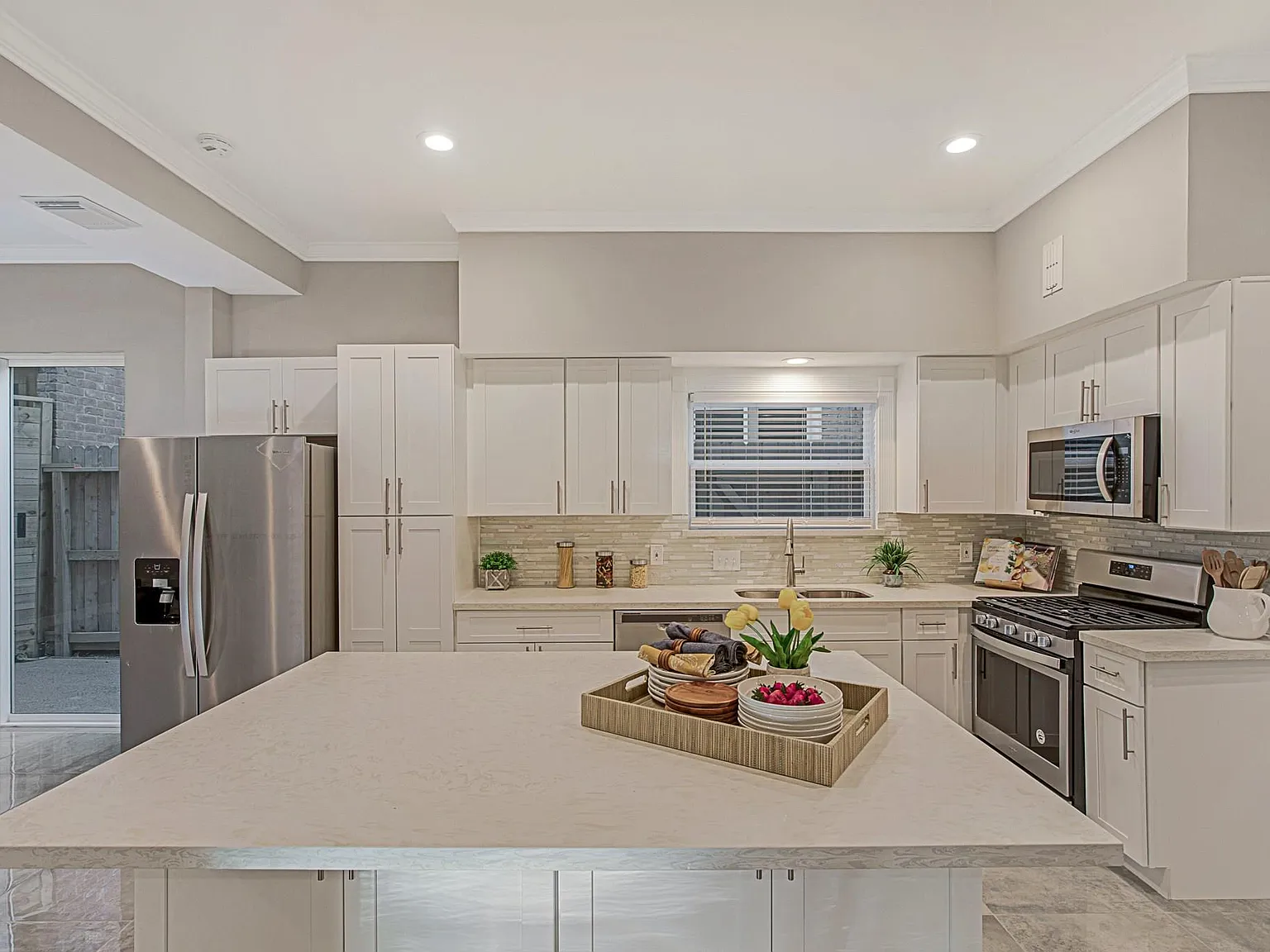3 bed, 2.5 bath, 2368 sqft, $2,600 — Photo 1