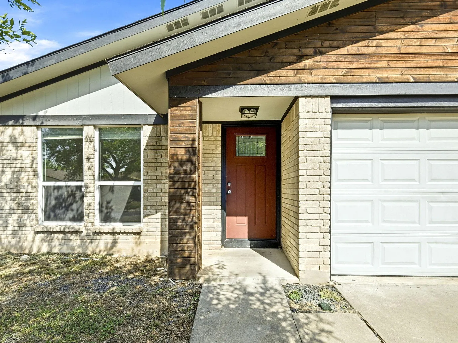 3 bed, 2.0 bath, 1328 sqft, $2,350 — Photo 2