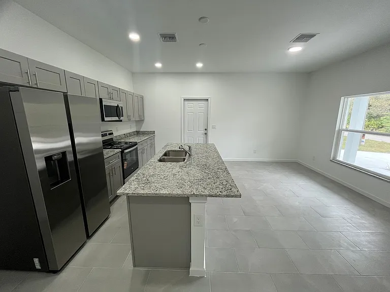1025 Hunter St E — Photo 7