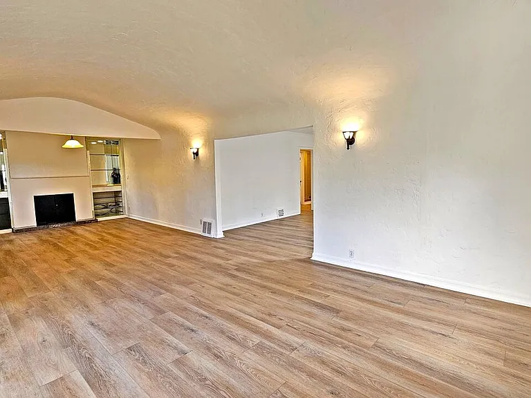 132 S La Peer Dr — Photo 3