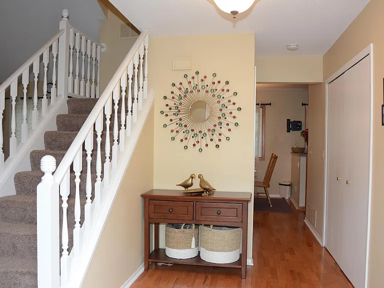 8811 Hawthorne Dr — Photo 2