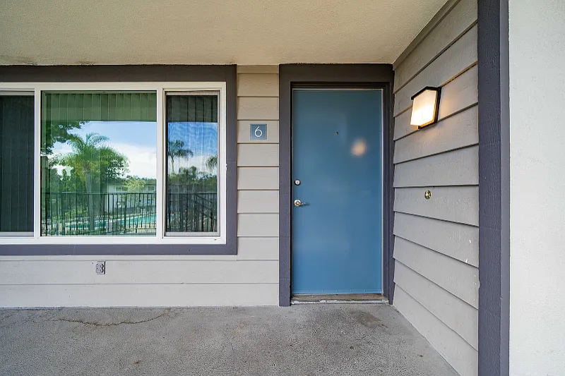 Photo 1 of 15 - 1150 Meadowlake Dr #5 - Vista, CA Primary Photo - 1150 Meadowlake Dr #5