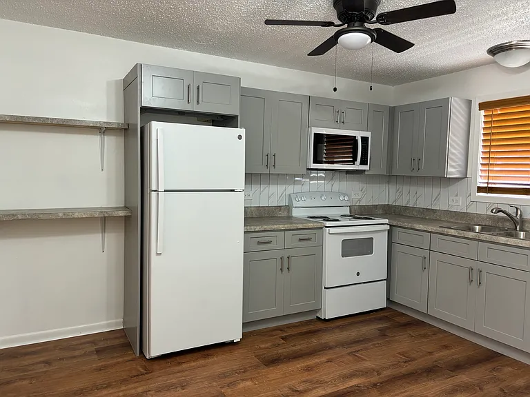 Crestwood Apartments — Photo 33