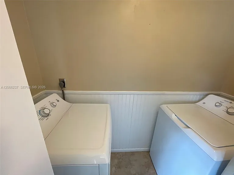 9301 SW 54th St — Photo 42