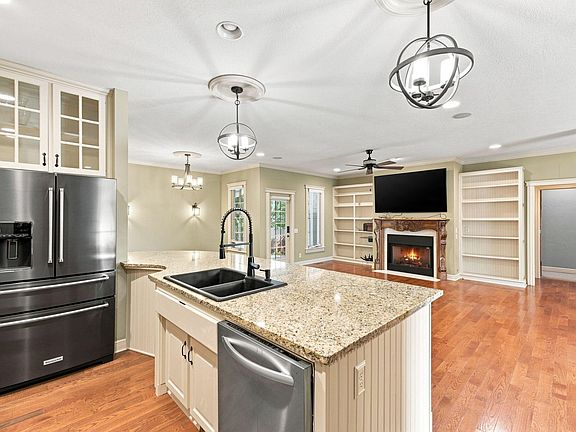 5th image of 879 E Westchester Drive