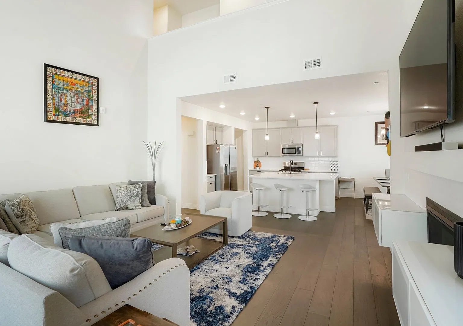 Spacious 3BR 3 Full Bath Condo in Aurora — Photo 2
