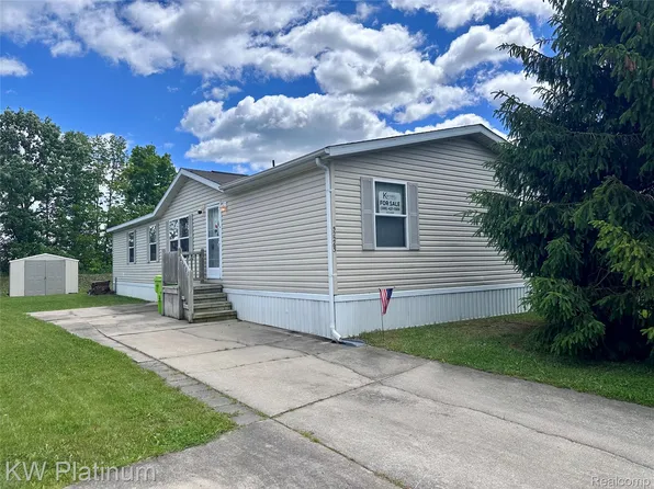 52263 Landsdowne Cir, New Baltimore, MI 48051