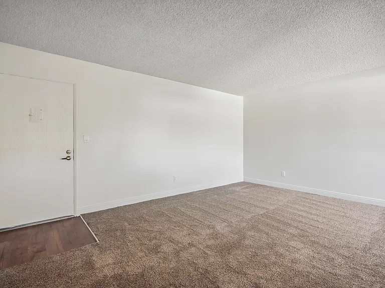 Sierra West Apartments — Photo 36