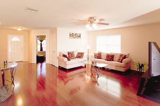 3 bed, 1640 sqft, $1,925 — Photo 2