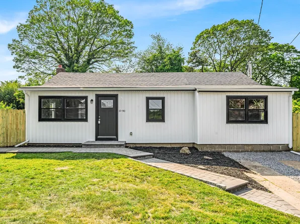 1090 Brookdale Avenue, Bay Shore, NY 11706