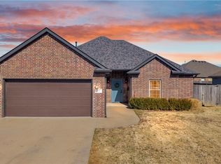 811 E Southern Trace Dr, Rogers, AR 72758