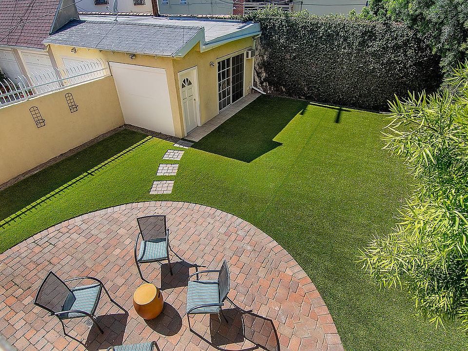 Private back yard, Walled and gated.