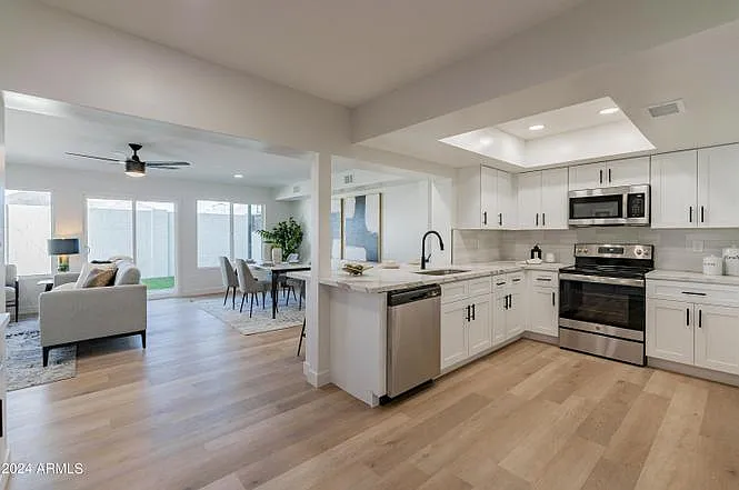 938 W Mission Ln — Photo 14