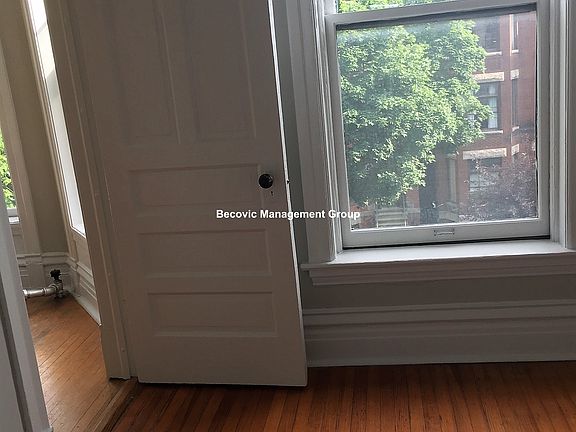 3rd image of 910 W Newport Ave #3