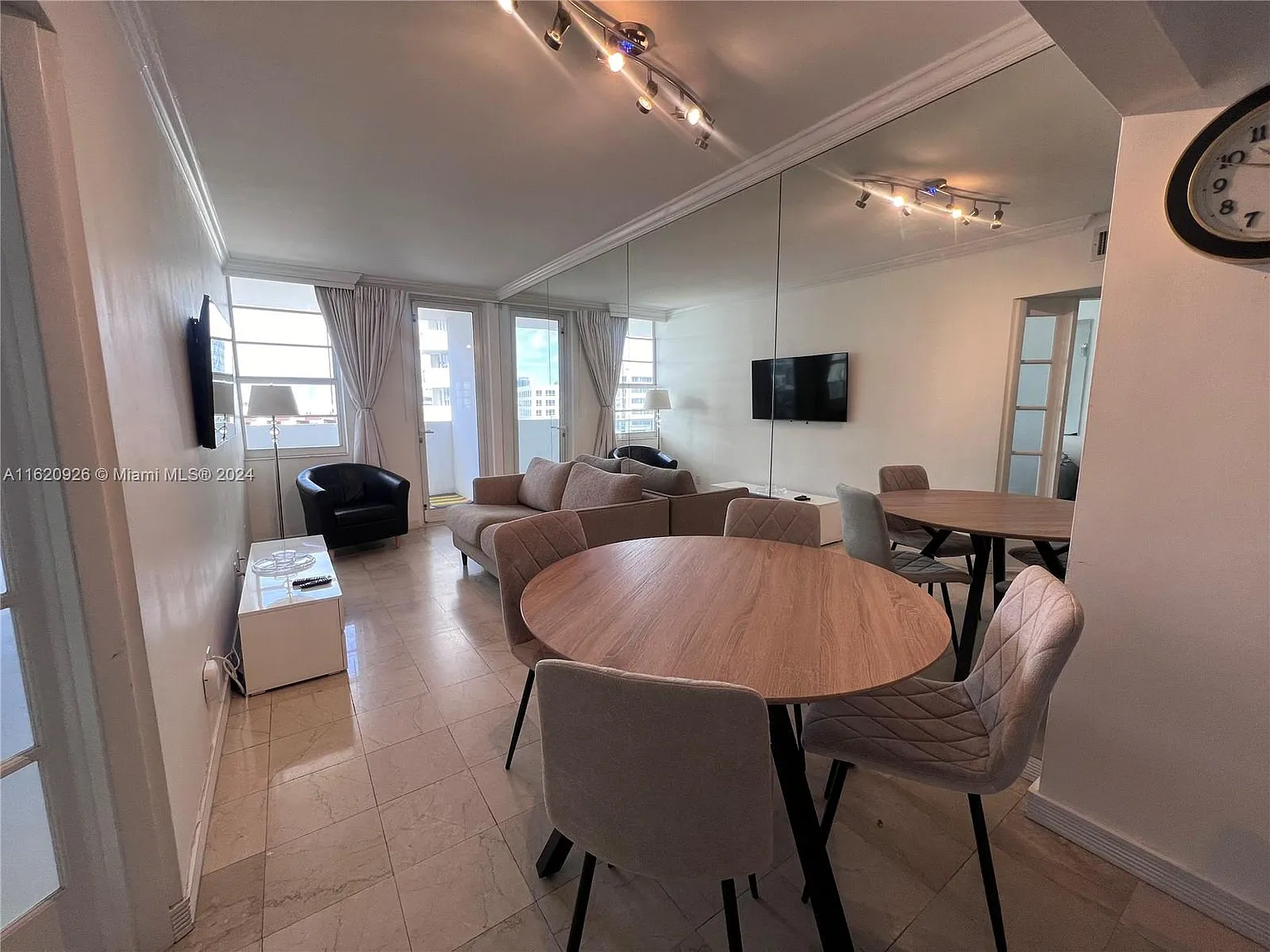 The Decoplage Condo — Photo 1
