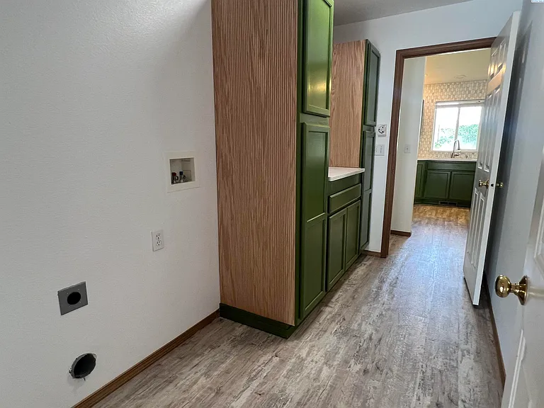 1574 Foxglove Ave — Photo 6