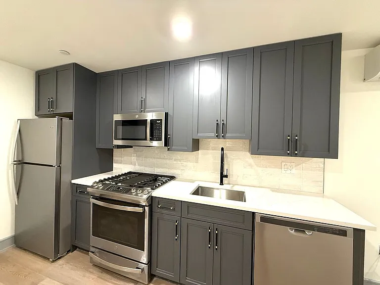 327 S 16th St — Photo 1