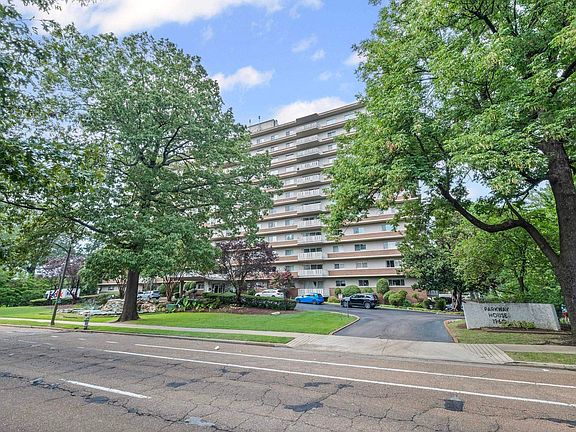 4th image of 1960 N Pkwy #903