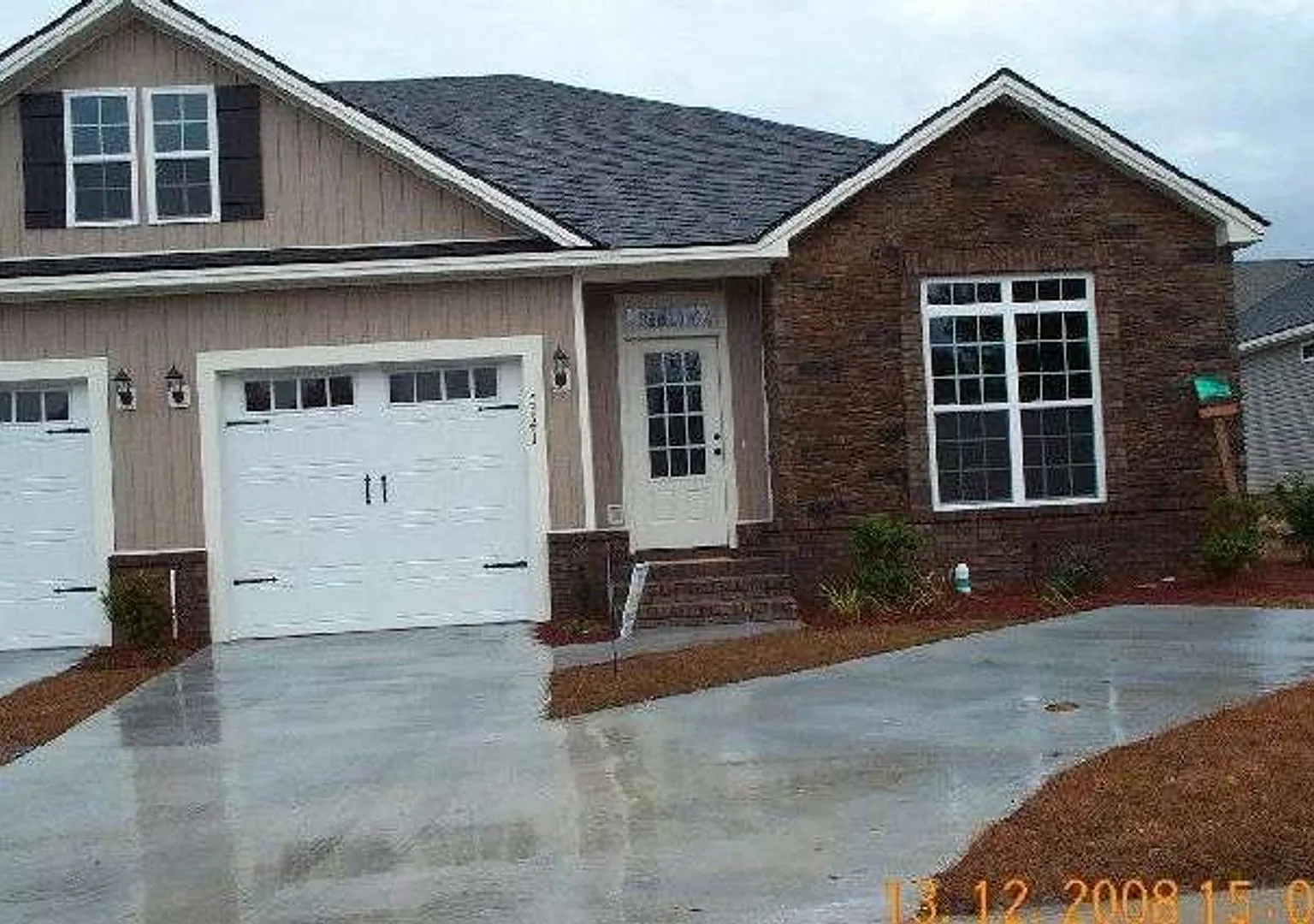 Spacious 2 Bed, 2 Bath Duplex with Fenced Yard in Greyfield — Photo 1