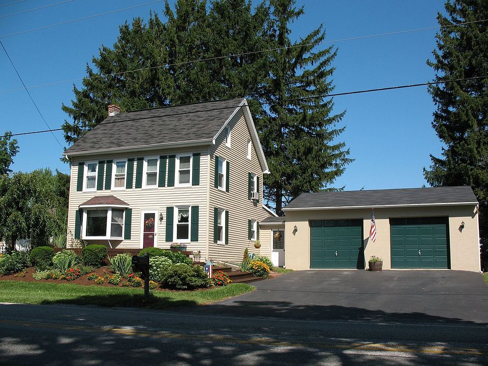 Farmhouse w/2 car garage