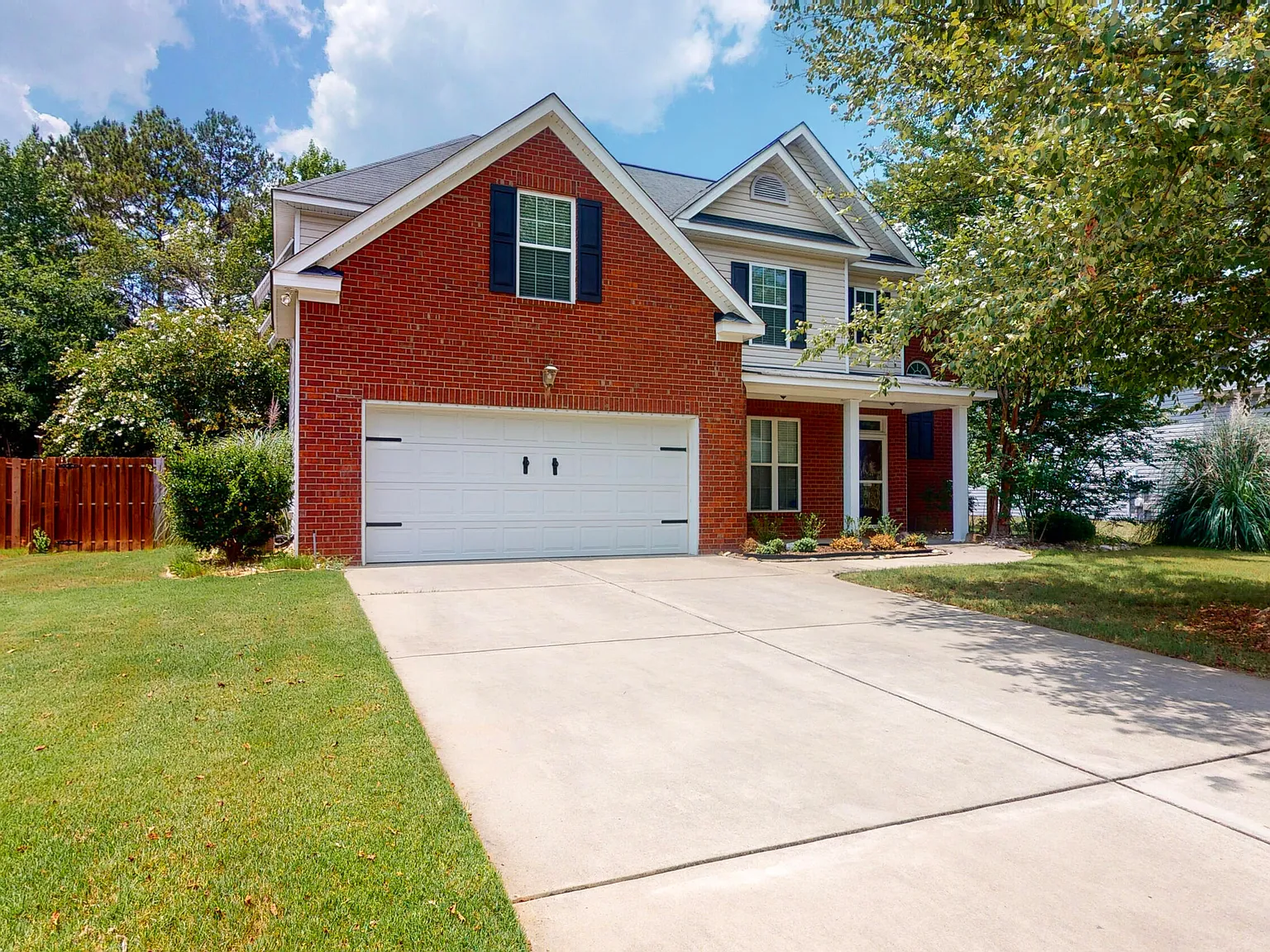 5 bed, 3.0 bath, 2428 sqft, $2,200 — Photo 2