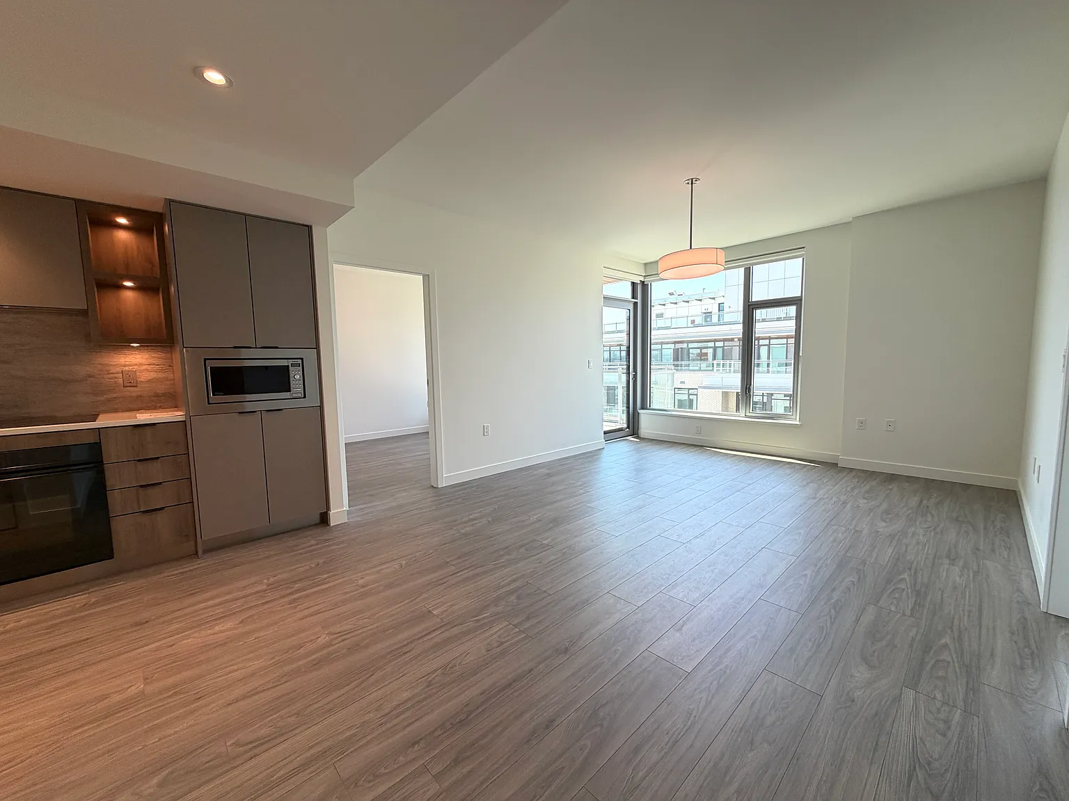2 bed, 990 sqft, $4,000 — Photo 3