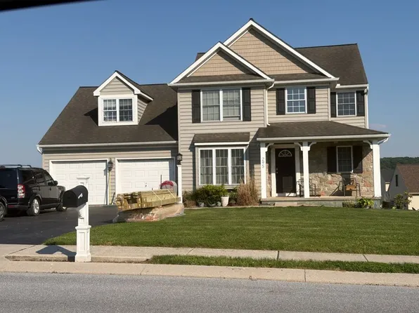 295 Torrey Pines Dr, Mount Wolf, PA 17347